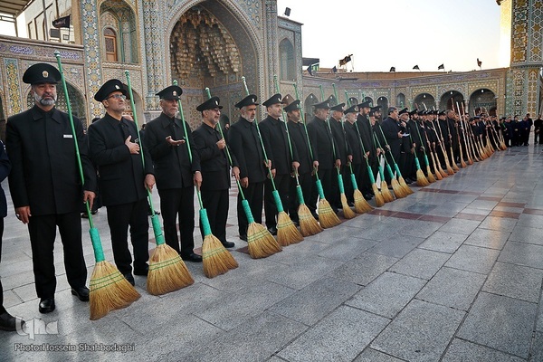 آیین جاروکشی خادمان در حرم حضرت معصومه(س)