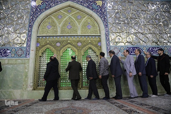 غبارروبی حرم حضرت معصومه(س) توسط جهادگران جهاددانشگاهی