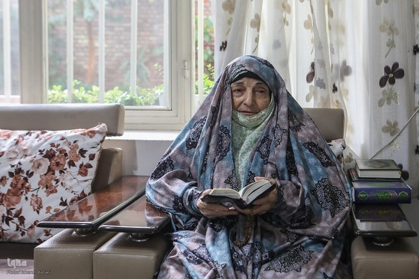 جلسه قرآن بانو «قدسی ملک»؛ مادری کردن برای یک محله