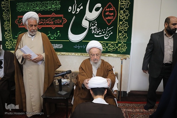 عمامه گذاری طلاب به دست مراجع تقلید در میلاد امام علی(ع)