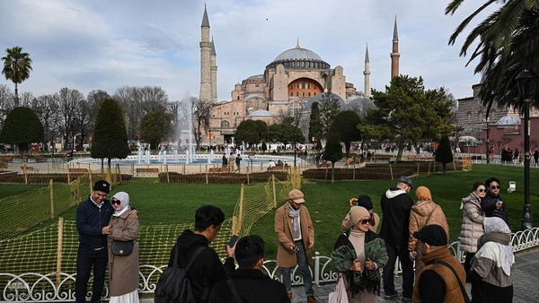 بازدید گردشگران از مسجد ایاصوفیه ترکیه