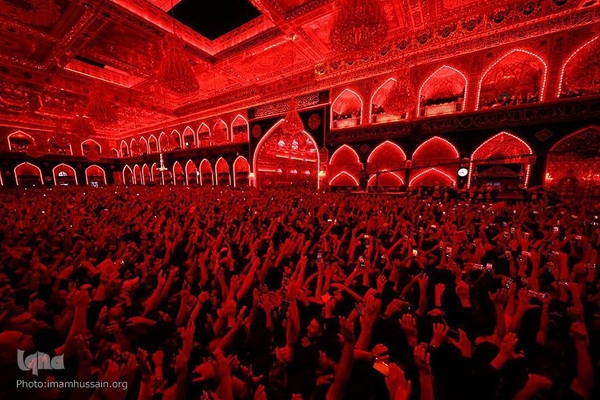 برافراشتن قرآن کریم همزمان با تعویض پرچم گنبد امام حسین(ع) 