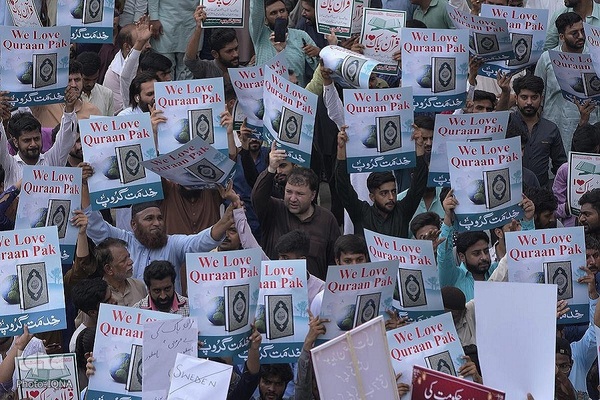 تظاهرات گسترده مردم پاکستان در محکومیت هتک حرمت به قرآن 
