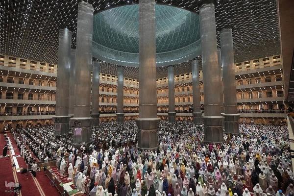 مسلمانان روز‌ه‌دار در ماه مهمانی خدا 