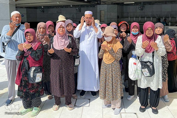 نیایش زائران در مسجدالحرام 