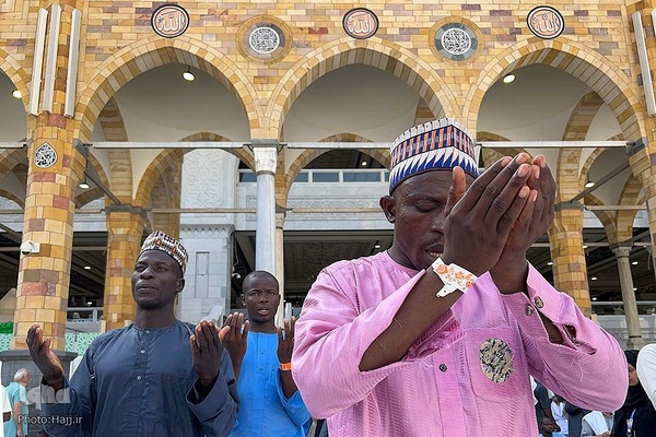 نیایش زائران در مسجدالحرام 