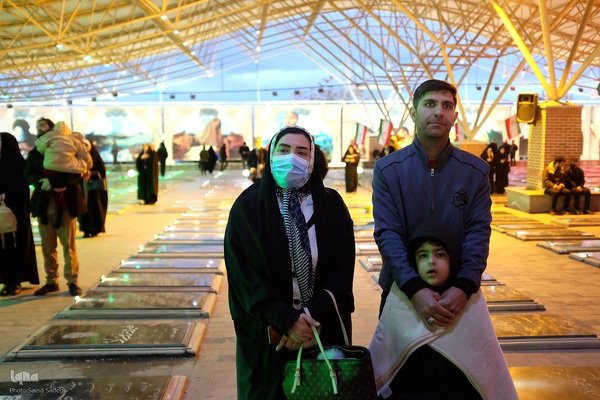 تحویل سال نو در کنار شهدا‎