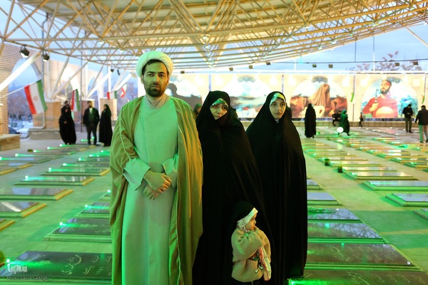 تحویل سال نو در کنار شهدا‎