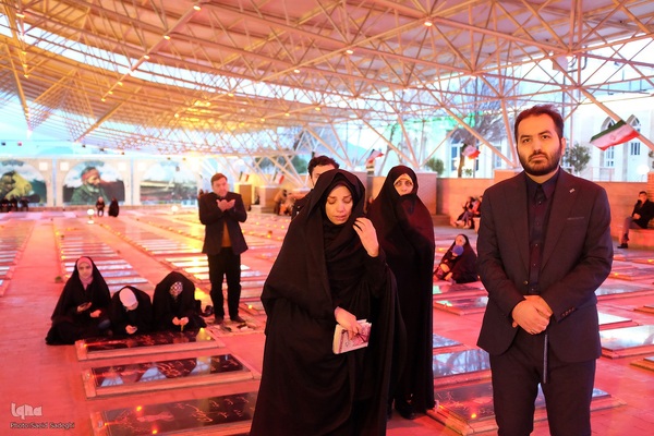 تحویل سال نو در کنار شهدا‎