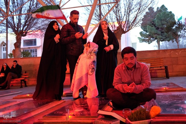 تحویل سال نو در کنار شهدا‎