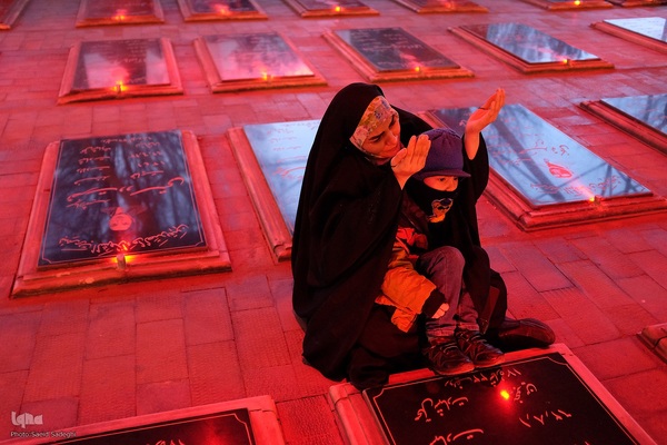 تحویل سال نو در کنار شهدا‎