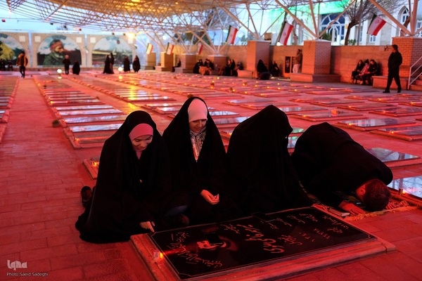 تحویل سال نو در کنار شهدا‎