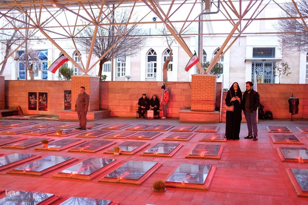 تحویل سال نو در کنار شهدا‎