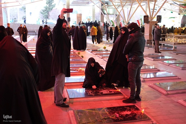 تحویل سال نو در کنار شهدا‎