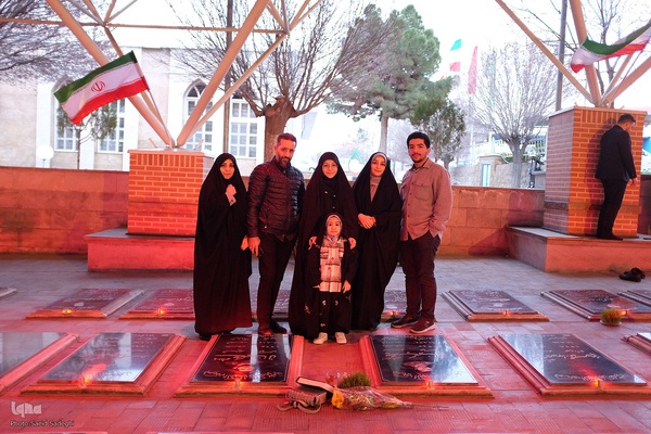 تحویل سال نو در کنار شهدا‎