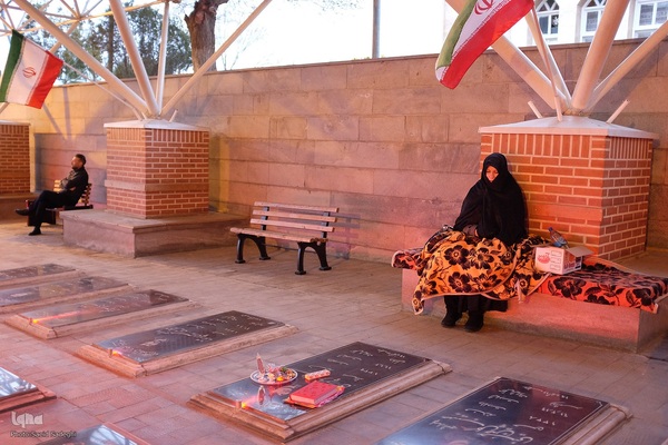 تحویل سال نو در کنار شهدا‎