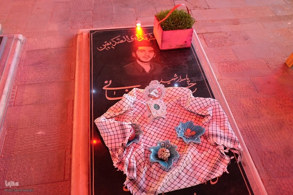 تحویل سال نو در کنار شهدا‎