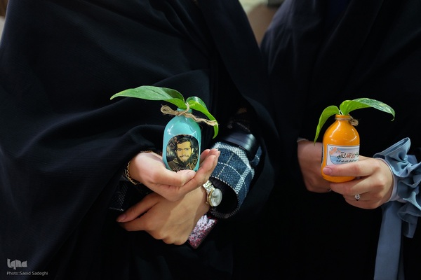 تحویل سال نو در کنار شهدا‎