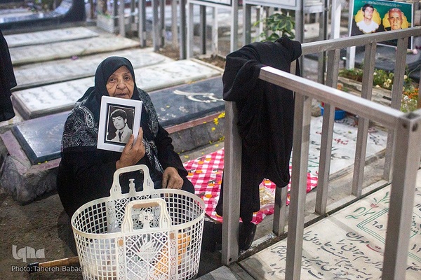 آغاز سال نو در کنار شهدا و درگذشتکان