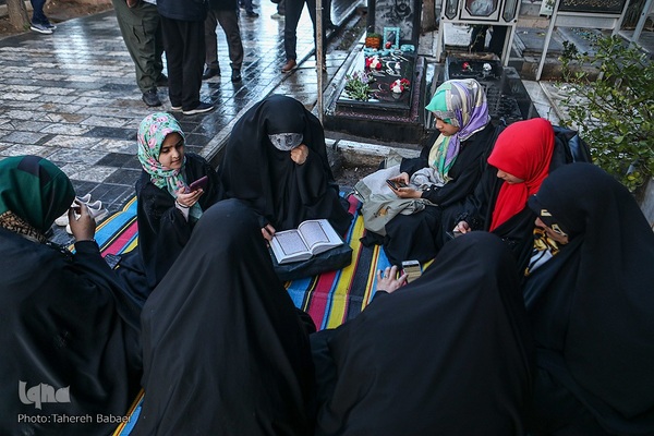 آغاز سال نو در کنار شهدا و درگذشتکان