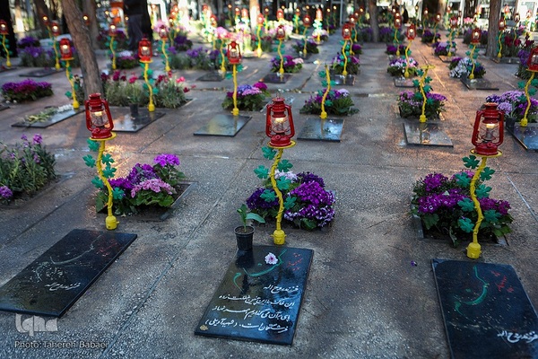 آغاز سال نو در کنار شهدا و درگذشتکان