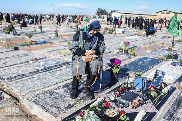آغاز سال نو در کنار شهدا و درگذشتکان