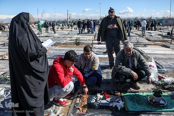 آغاز سال نو در کنار شهدا و درگذشتکان