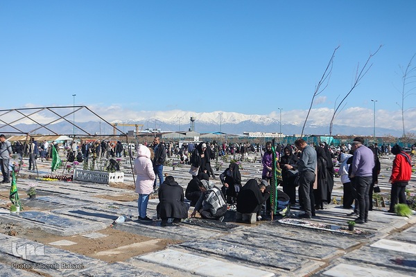 آغاز سال نو در کنار شهدا و درگذشتکان