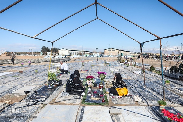 آغاز سال نو در کنار شهدا و درگذشتکان