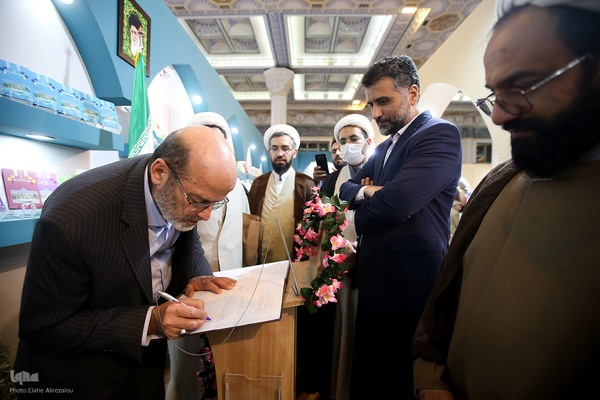 بازدید رئیس جهاد دانشگاهی از سی‌ و‌ یکمین نمایشگاه قرآن کریم