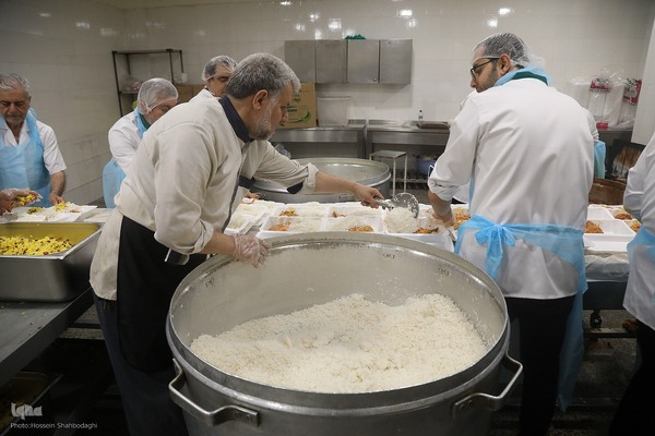 سفره افطاری حرم حضرت معصومه در شب میلاد امام حسن مجتبی(ع)