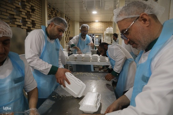 سفره افطاری حرم حضرت معصومه در شب میلاد امام حسن مجتبی(ع)