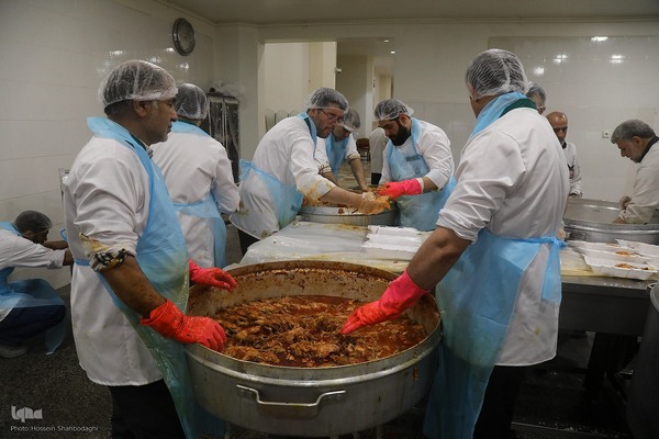 سفره افطاری حرم حضرت معصومه در شب میلاد امام حسن مجتبی(ع)