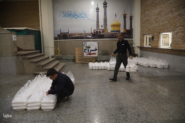 سفره افطاری حرم حضرت معصومه در شب میلاد امام حسن مجتبی(ع)