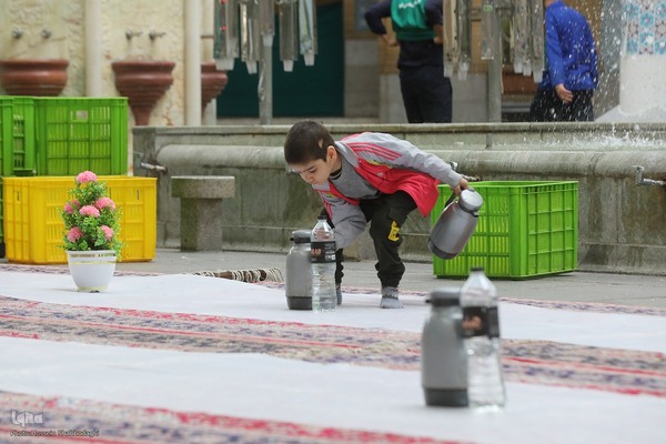 سفره افطاری حرم حضرت معصومه در شب میلاد امام حسن مجتبی(ع)