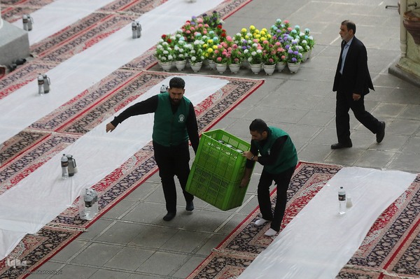 سفره افطاری حرم حضرت معصومه در شب میلاد امام حسن مجتبی(ع)