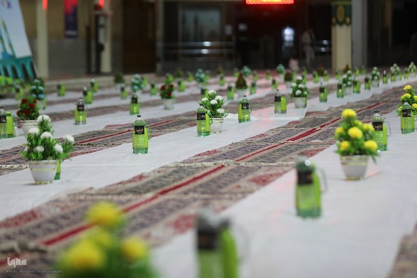 سفره افطاری حرم حضرت معصومه در شب میلاد امام حسن مجتبی(ع)