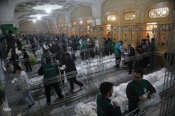 سفره افطاری حرم حضرت معصومه در شب میلاد امام حسن مجتبی(ع)