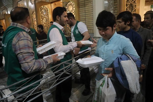 سفره افطاری حرم حضرت معصومه در شب میلاد امام حسن مجتبی(ع)