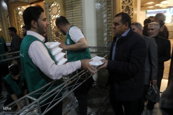 سفره افطاری حرم حضرت معصومه در شب میلاد امام حسن مجتبی(ع)