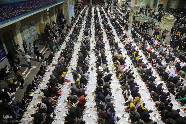 سفره افطاری حرم حضرت معصومه در شب میلاد امام حسن مجتبی(ع)