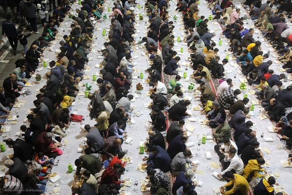 سفره افطاری حرم حضرت معصومه در شب میلاد امام حسن مجتبی(ع)