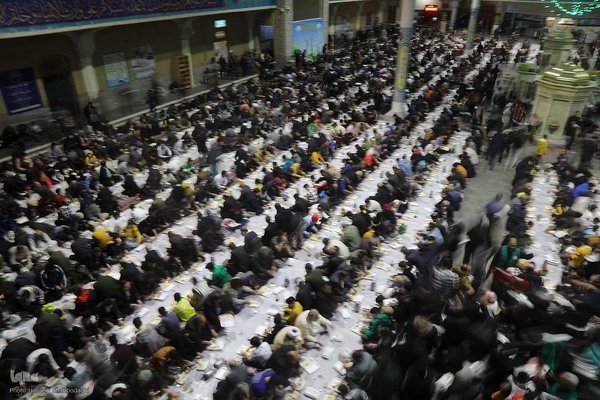 سفره افطاری حرم حضرت معصومه در شب میلاد امام حسن مجتبی(ع)