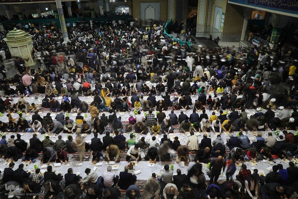 سفره افطاری حرم حضرت معصومه در شب میلاد امام حسن مجتبی(ع)