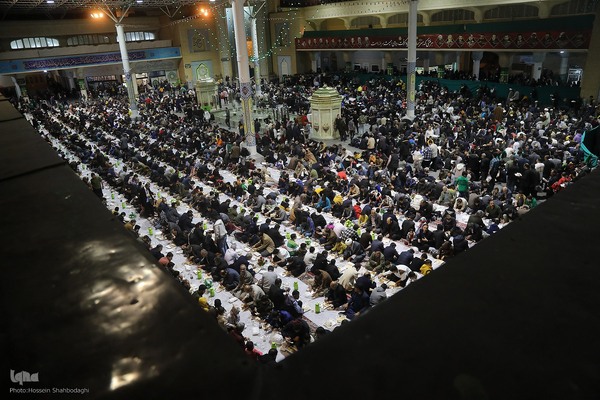 سفره افطاری حرم حضرت معصومه در شب میلاد امام حسن مجتبی(ع)