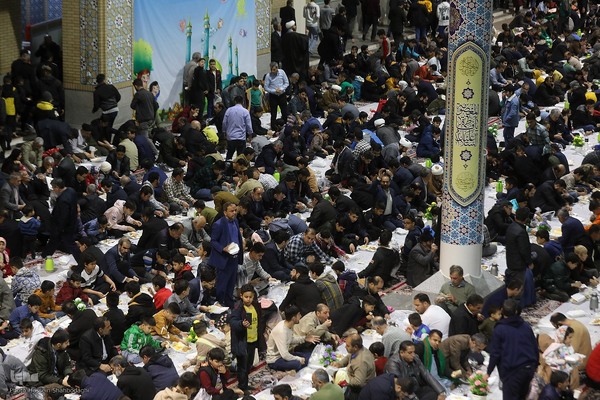 سفره افطاری حرم حضرت معصومه در شب میلاد امام حسن مجتبی(ع)