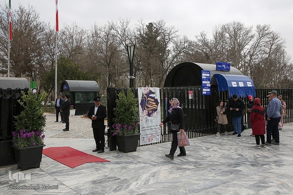 مسافران نوروزی در آرامگاه فردوسی مشهد