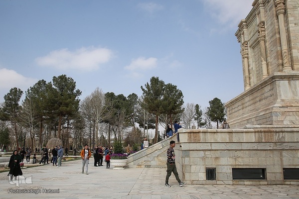 مسافران نوروزی در آرامگاه فردوسی مشهد