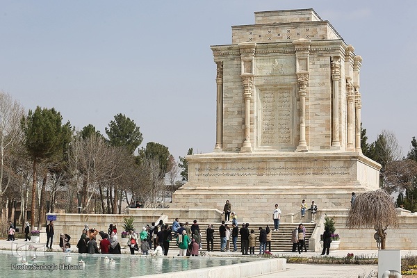 مسافران نوروزی در آرامگاه فردوسی مشهد