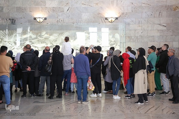 مسافران نوروزی در آرامگاه فردوسی مشهد